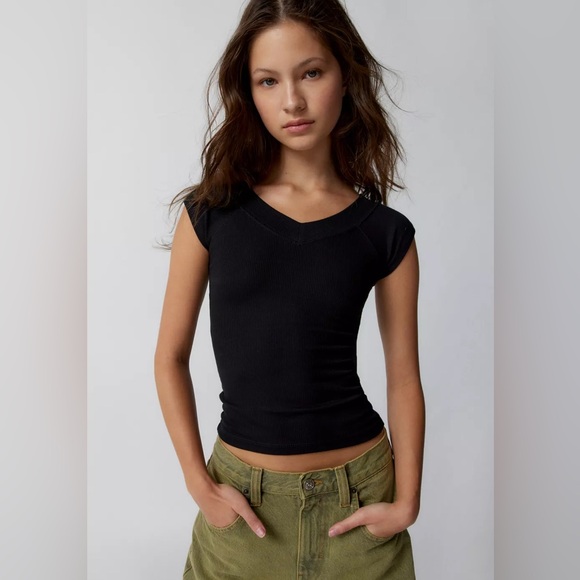 BDG Tops - Urban Outfitters Shannen V-Neck Top🖤
